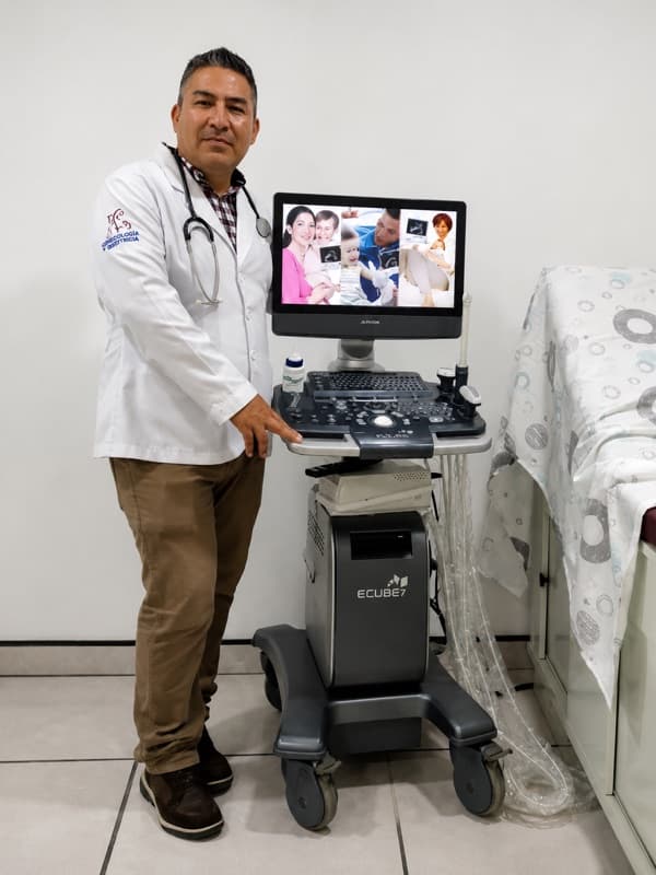 Dr. Raymundo Sánchez, ginecólogo, en su consultorio de Tapachula